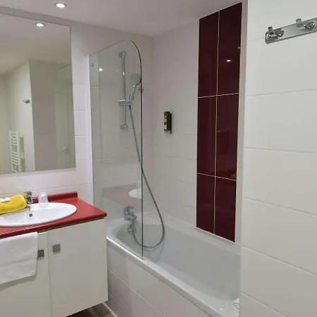 And Golf Bassins A Flot Otel Bordeaux